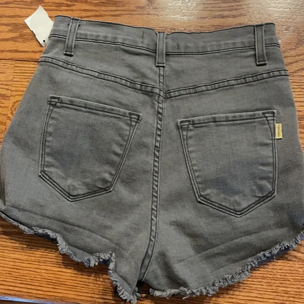 NWT AKIRA VIBRANT MIU HOT SHORTS. Distress high rise ripped front raw hem Med